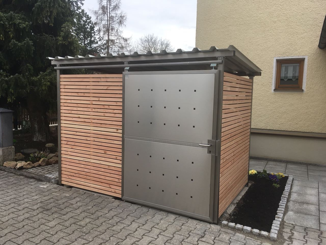 Mülltonnenhaus Größe 1 mit Lärchen / Douglasien Holz verkleidet