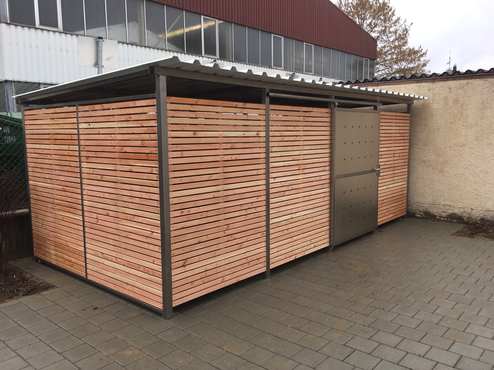 Mülltonnenhaus Größe 4 mit Lärchen / Douglasien Holz verkleidet