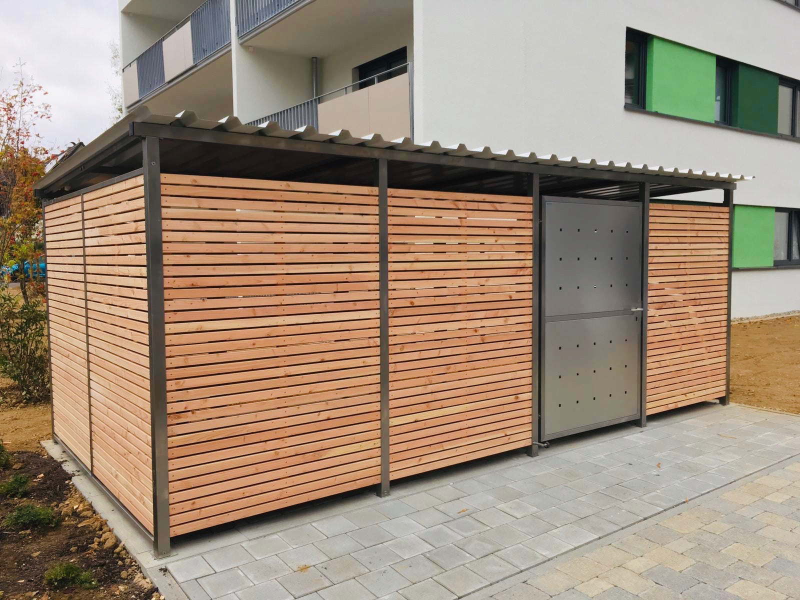 Mülltonnenhaus Größe 4 mit Lärchen / Douglasien Holz verkleidet
