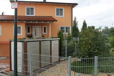 3er Mülltonnenbox Edelstahl 240 Liter - mit Bangkirai Holzpfosten